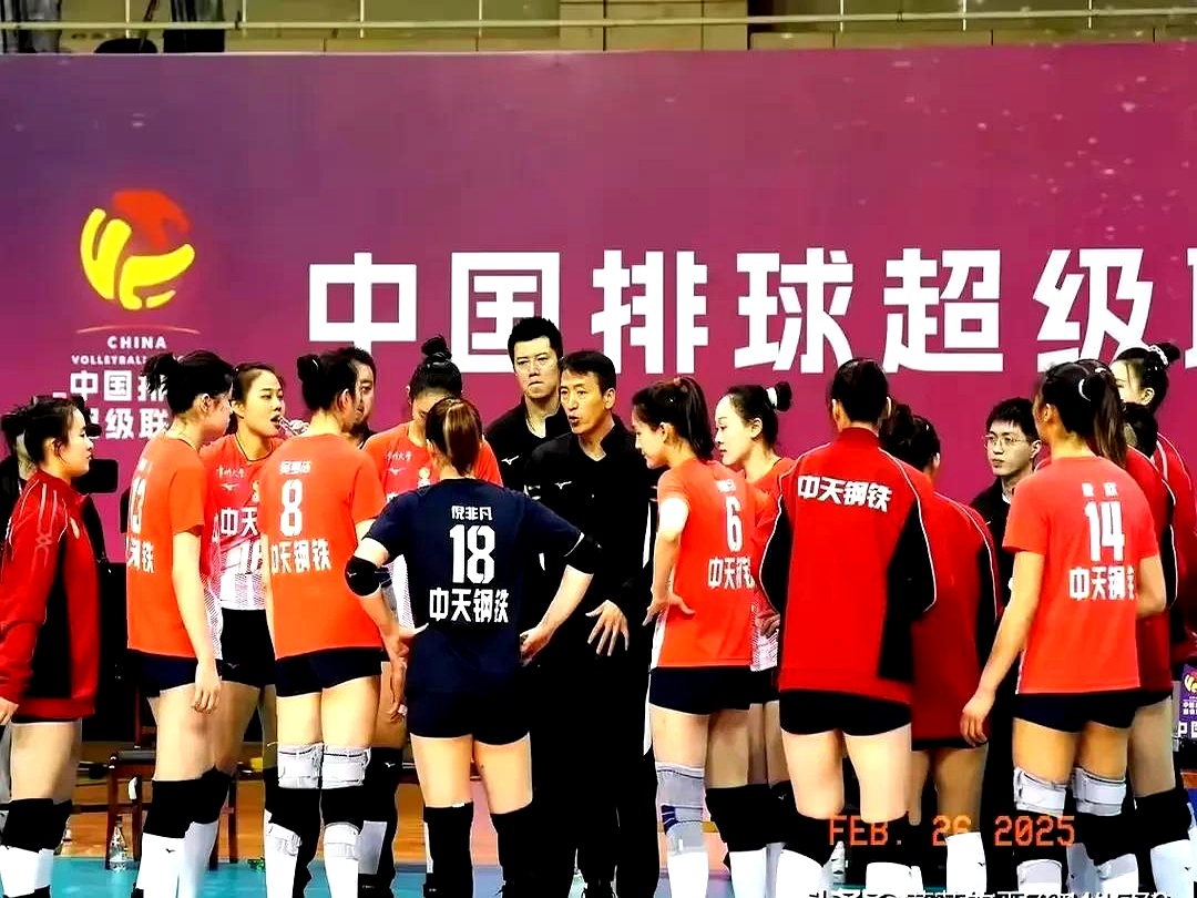 中国女排终场绝投羽毛球队，观众欢呼！经典一战再现传奇