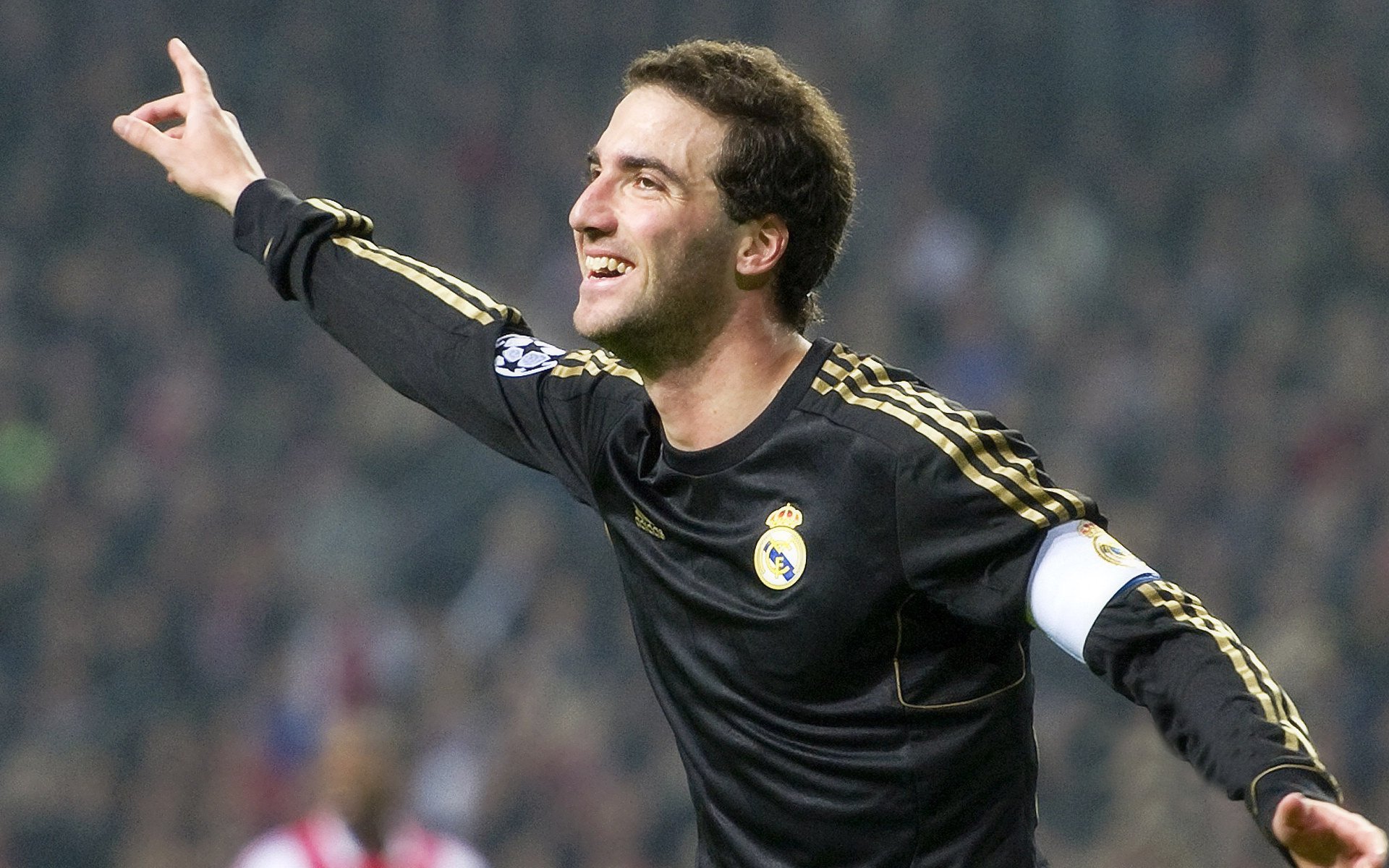 老鹰带队取胜!凯恩重要时刻比赛局势复杂赛场气氛高涨