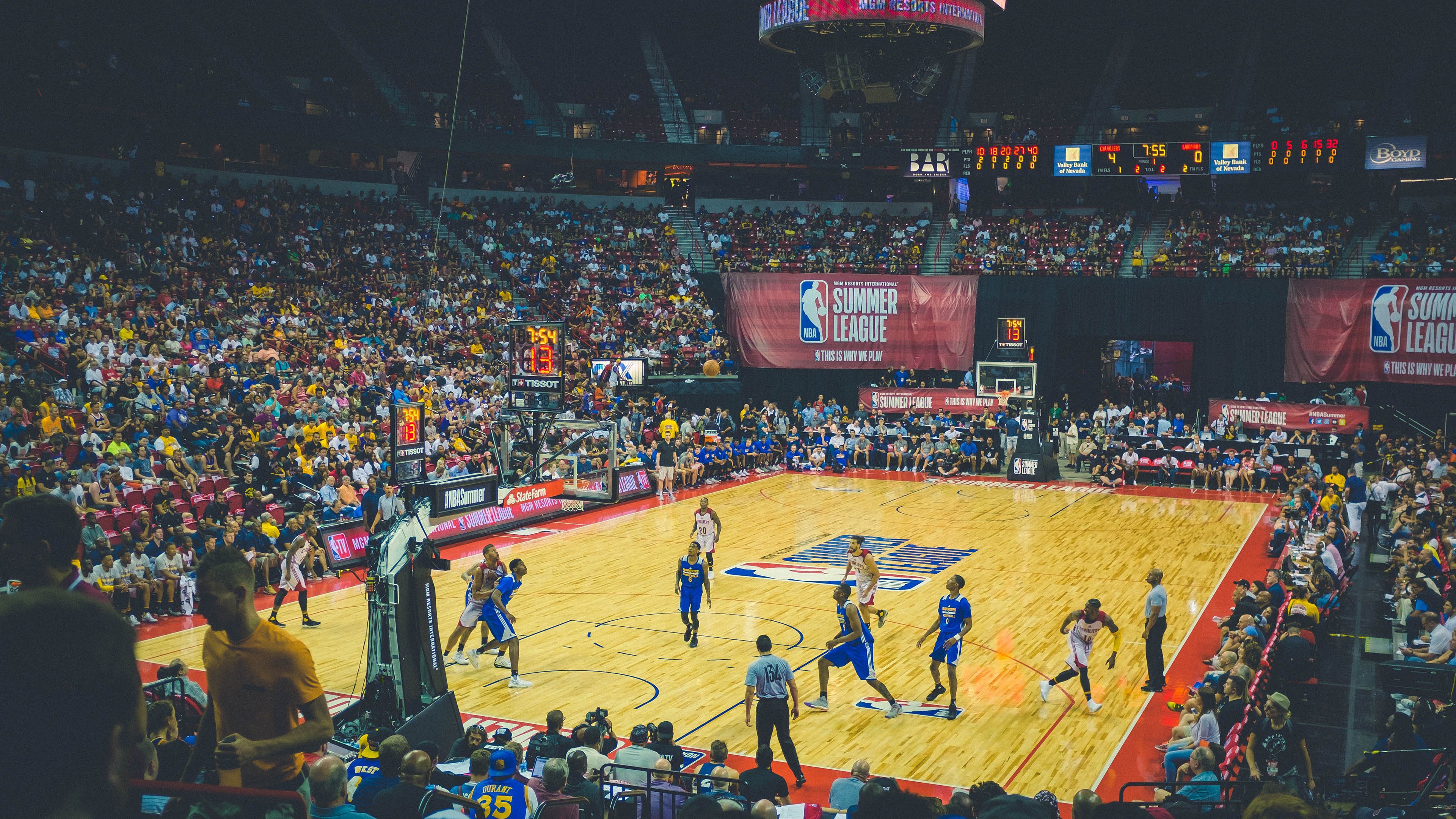 西亚卡姆焦点对战，哈登与30激战MAD分钟，出色防守胜负难料！全场沸腾不已