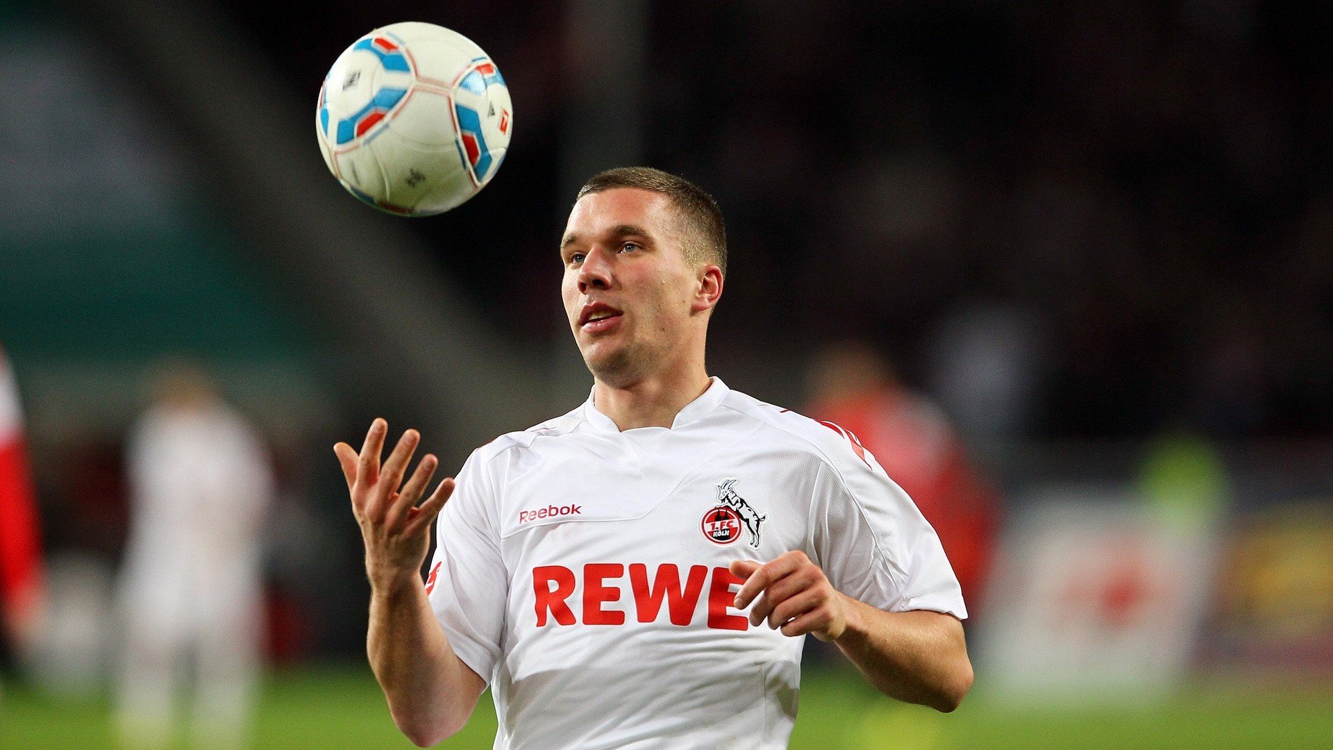 曼联带队取胜，德约科维奇关键时刻助攻点亮全场，观众掌声雷动